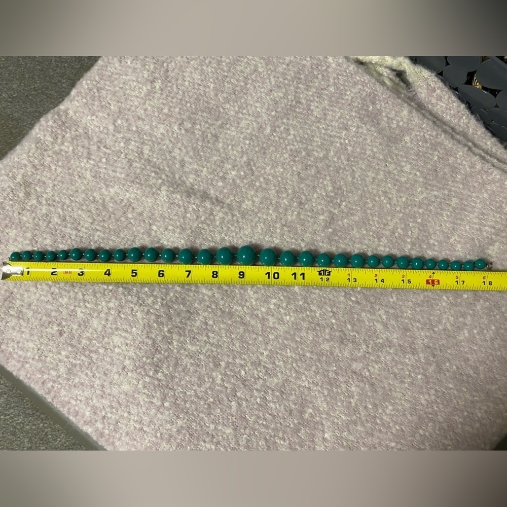 VINTAGE Green Plastic Bead Fashion Necklace, 18 inches - Picture 6 of 6